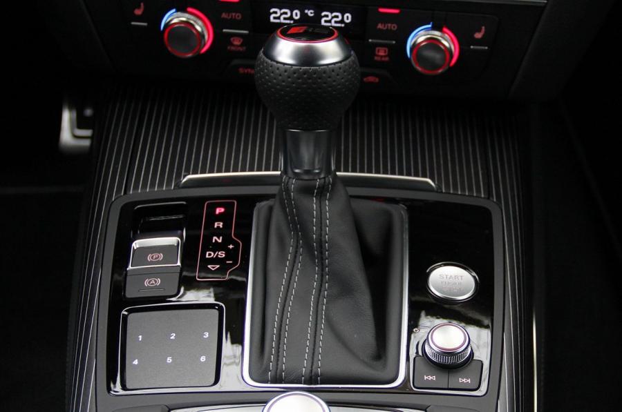 Детали интерьера Audi RS6 Avant (4G, C7) 2013 года  (WW) (фото 43 из 90)